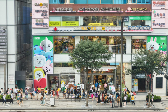 지난 8일 서울 서초구에 오픈한 '라인프렌즈 스토어'에 입장하기 위해 대기중인 고객들.     라인프렌즈 제공